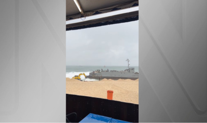 Navio-patrulha encalha na Praia da Macumba; reboques também ficaram presos