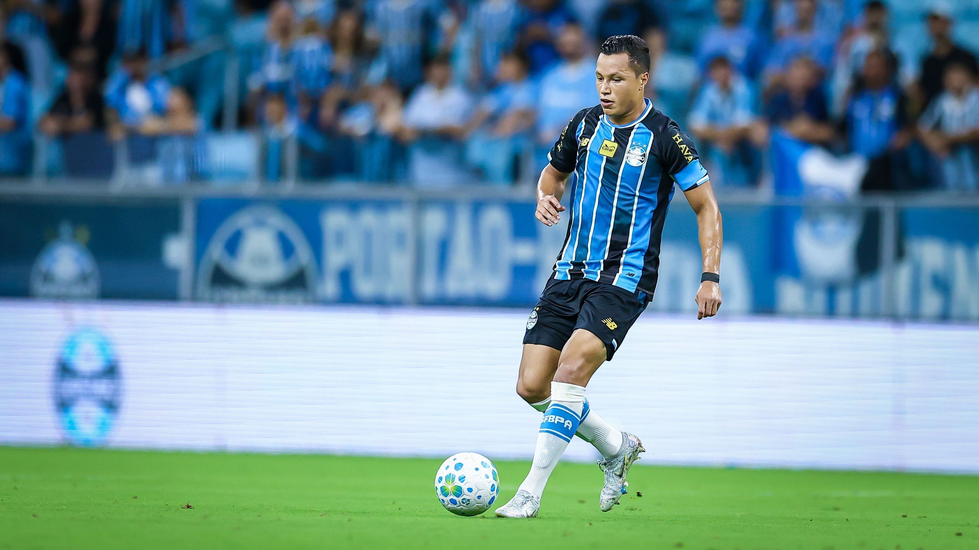 Marlon em ação antes de se lesionar em Grêmio x Vitória