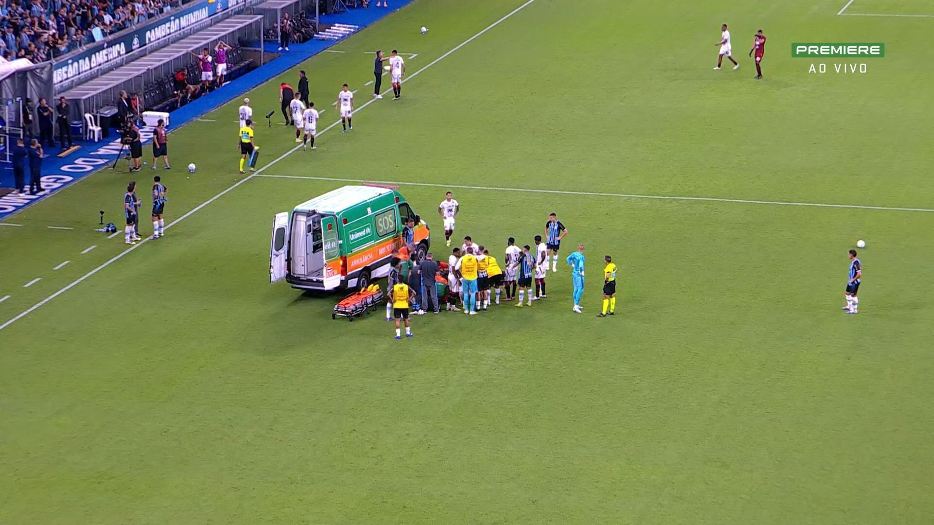 Marlon foi retirado do gramado de ambulância