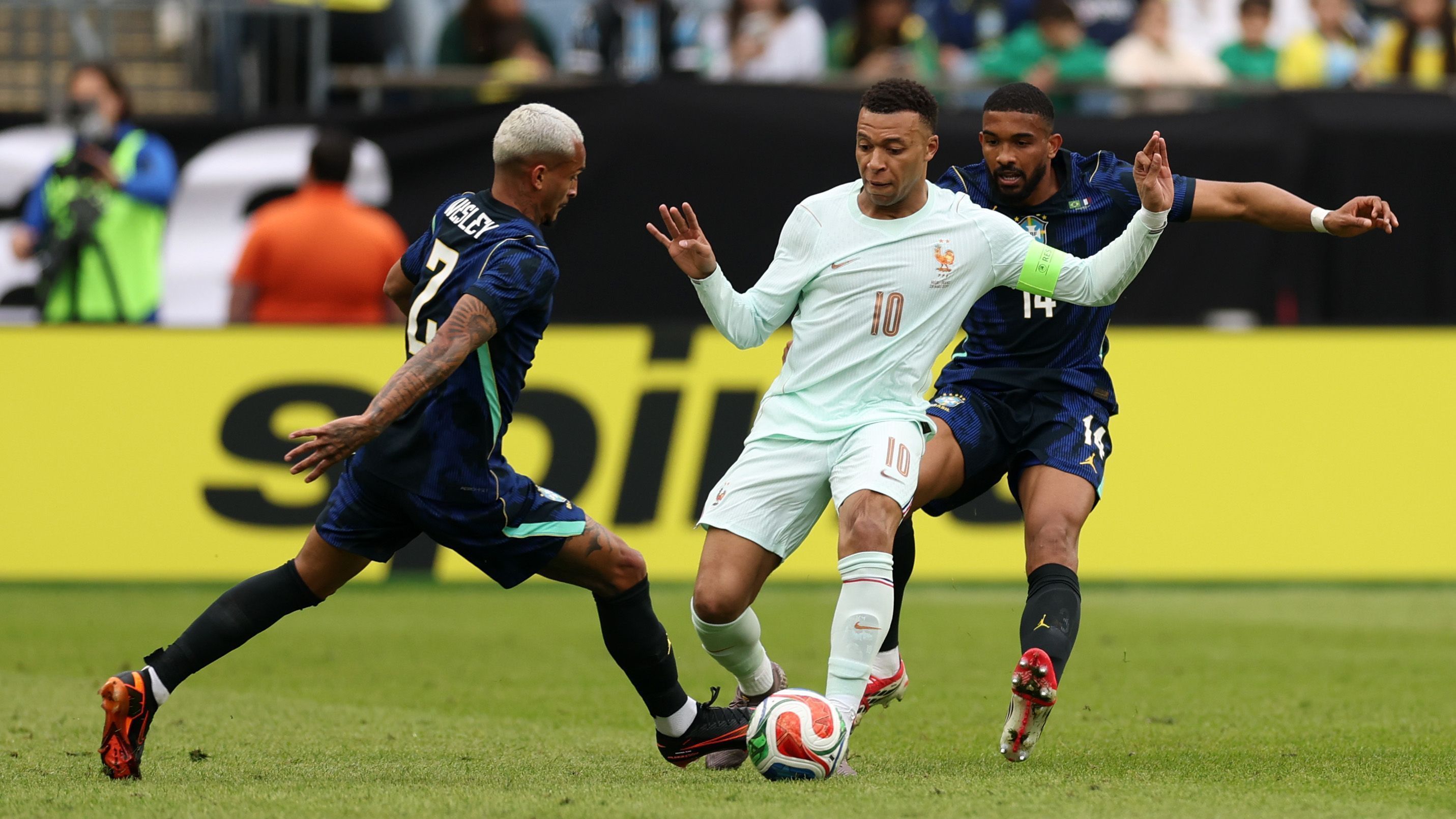Mbappé disputa bola com Wesley e Bremer