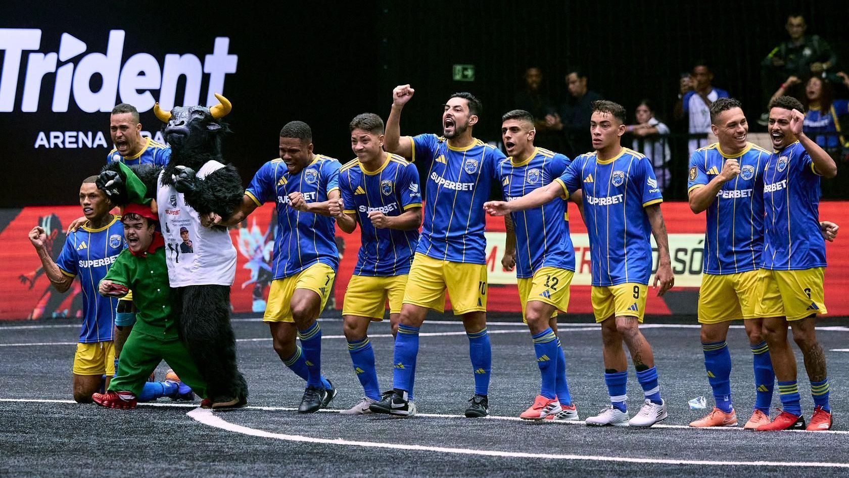Jogadores do Dendele FC celebram em partida contra o Podpah Funkbol Clube.