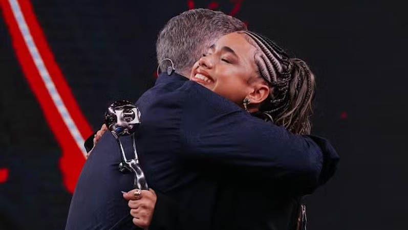 Alana Cabral recebe abraço de Luciano Huck ao vencer como Revelação no prêmio Melhores do Ano 2025 • Reprodução/@wcnoclick