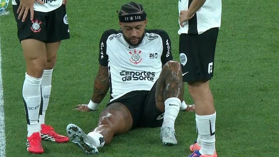 Memphis Depay deixou o gramado da Neo Química Arena sentindo dores