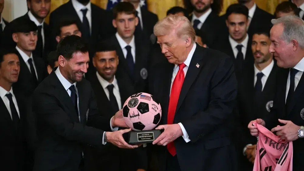Messi presenteia Donald Trump em evento na Casa Branca.