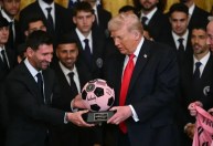 Lionel Messi dá presente especial a Trump em evento na Casa Branca