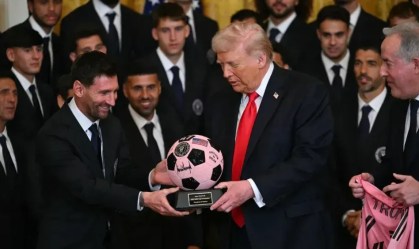 Messi presenteia Donald Trump em evento na Casa Branca.
