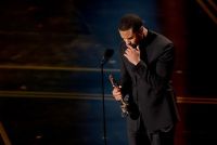 Michael B. Jordan dedica Oscar a ícones do cinema: "Meus ancestrais"