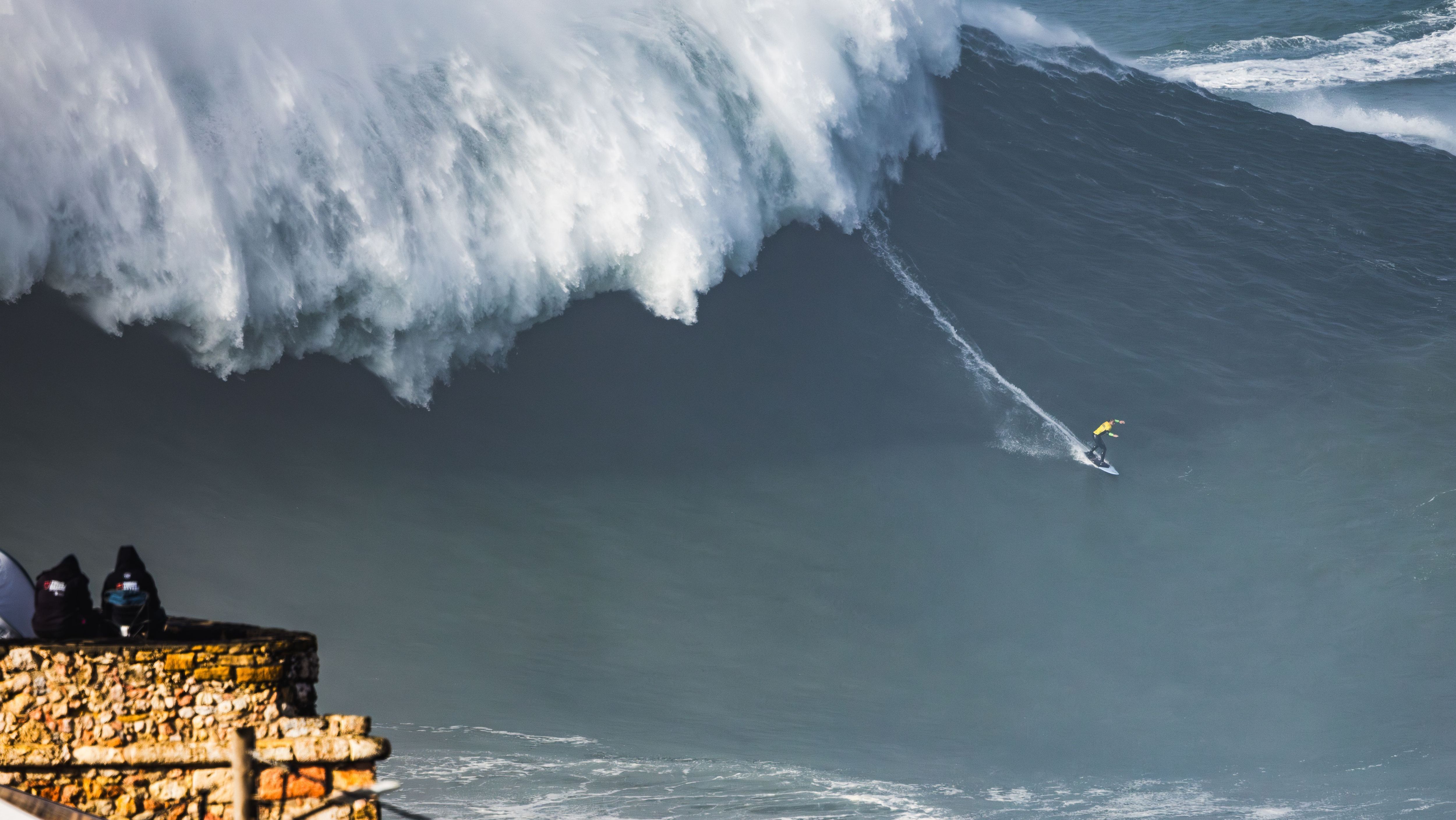 Michelle des Bouillons desce a onda gigante em Nazaré, na etapa da WSL de dezembro
