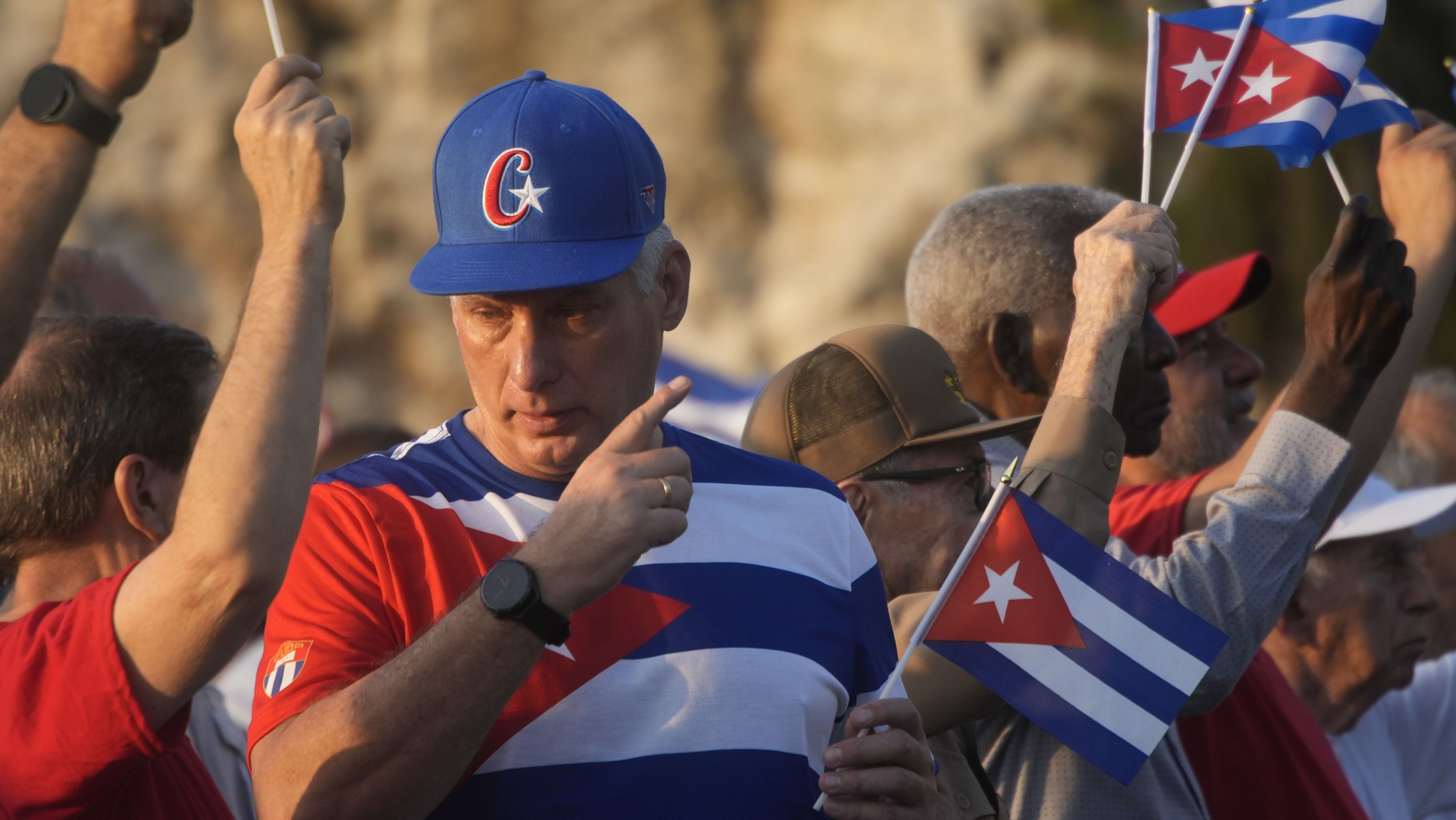 O presidente de Cuba, Miguel Díaz-Canel, gesticula durante as comemorações do Dia do Trabalho, em 5 de maio de 2023, em Havana, Cuba. • Sven Creutzmann/Mambo photo/Getty Images
