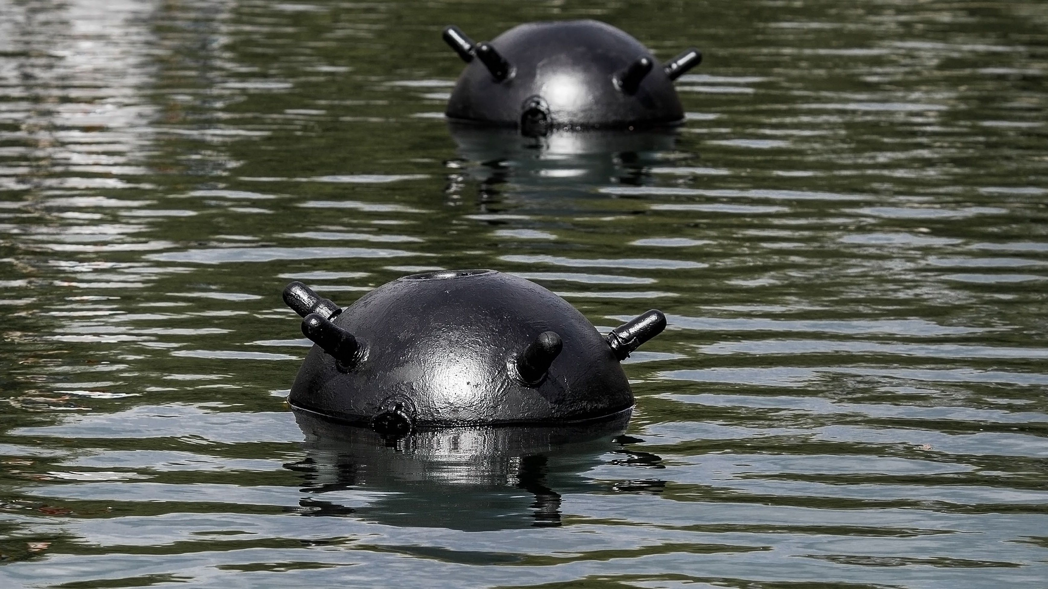 Duas minas parcialmente submersas