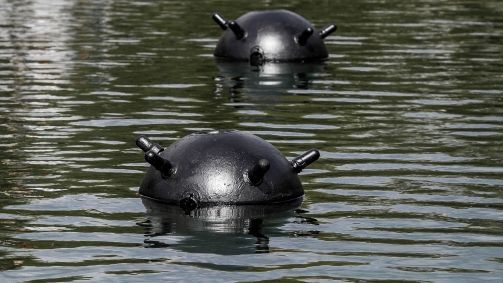 Duas minas parcialmente submersas