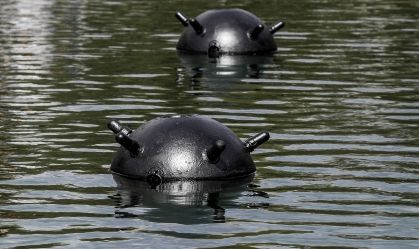 Duas minas parcialmente submersas