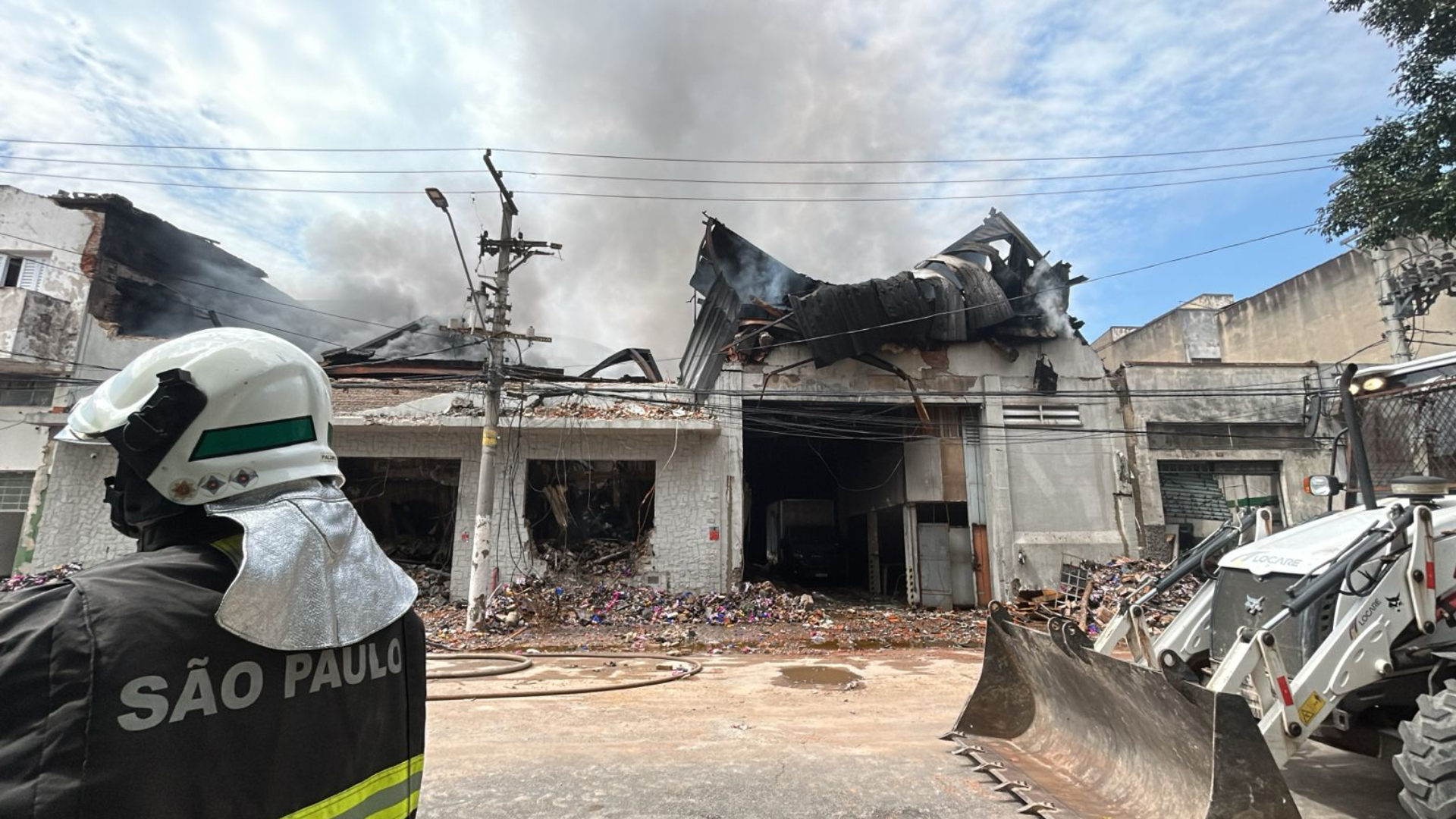 Um incêndio de grandes proporções atingiu uma edificação comercial na noite desse sábado (28) na Rua Sampaio Moreira, no bairro do Brás, região central de São Paulo.