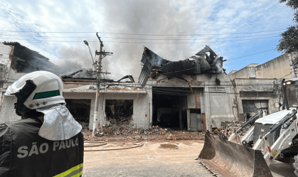 Um incêndio de grandes proporções atingiu uma edificação comercial na noite desse sábado (28) na Rua Sampaio Moreira, no bairro do Brás, região central de São Paulo.