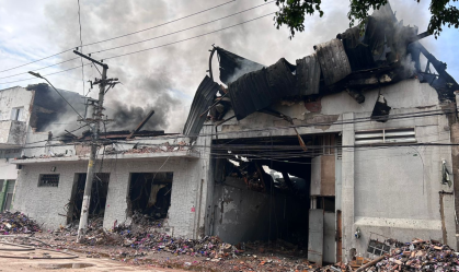 Um incêndio de grandes proporções atingiu uma edificação comercial na noite desse sábado (28) na Rua Sampaio Moreira, no bairro do Brás, região central de São Paulo