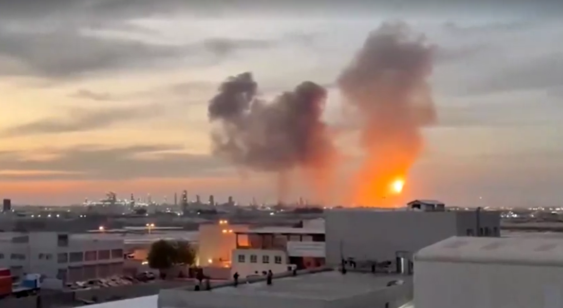 Vídeo publicado nas redes sociais mostra explosões e fumaça após mísseis atingirem a refinaria da Bapco Energies em Sitra, Bahrein
