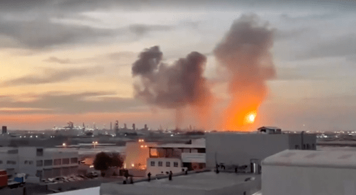 Vídeo publicado nas redes sociais mostra explosões e fumaça após mísseis atingirem a refinaria da Bapco Energies em Sitra, Bahrein