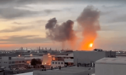 Vídeo publicado nas redes sociais mostra explosões e fumaça após mísseis atingirem a refinaria da Bapco Energies em Sitra, Bahrein
