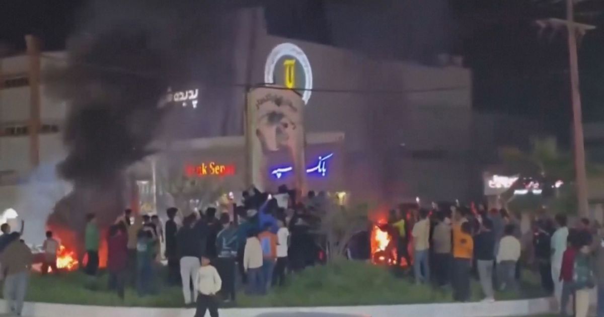 Pessoas comemoram nas ruas após o anúncio da morte de Khamenei