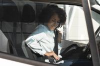 O que mulheres priorizam ao comprar um carro? Pesquisa revela preferências