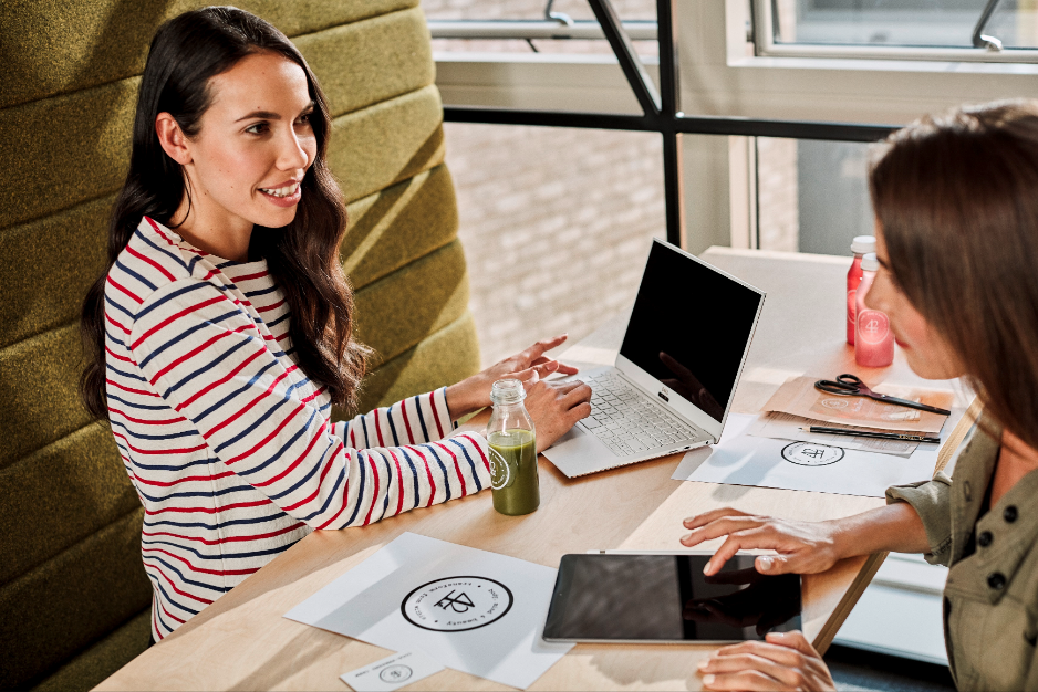 mulheres-reuniao-trabalho-notebook-tablet-escritorio-colaboracao-profissional-tecnologia-ambiente-corporativo