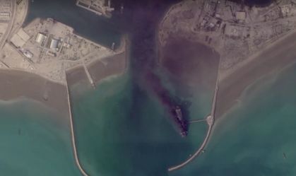 Imagens de satélite mostram navios do Irã em chamas; veja fotos