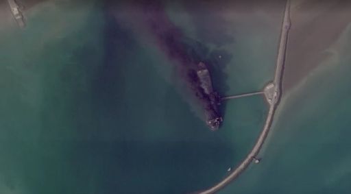 Imagens de satélite mostram embarcação iraniana em chamas