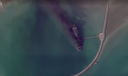 Imagens de satélite mostram embarcação iraniana em chamas