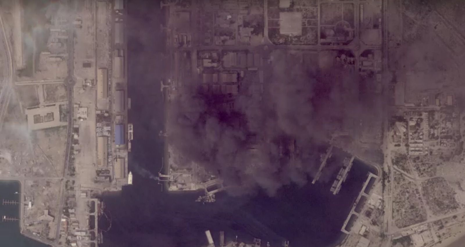 Imagens de satélite mostram embarcação iraniana em chamas • Reuters