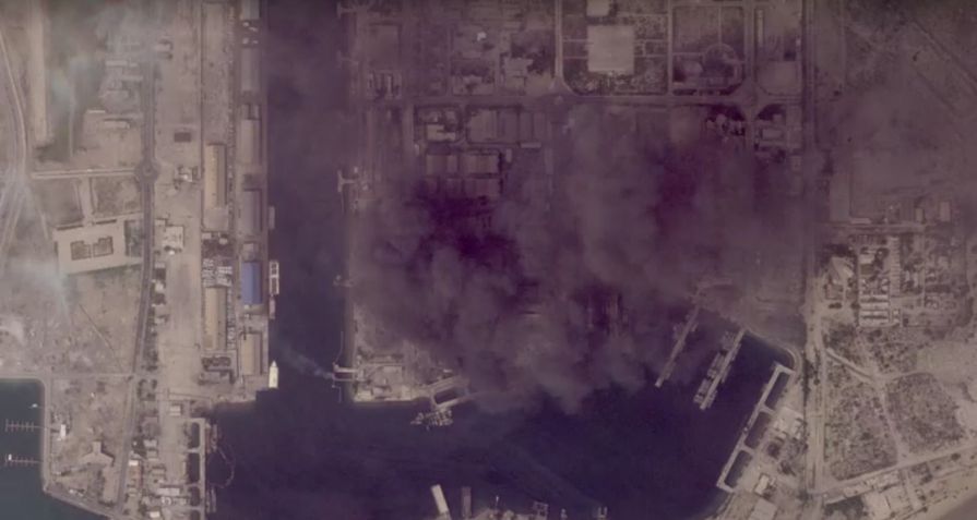 Imagens de satélite mostram embarcação iraniana em chamas • Reuters