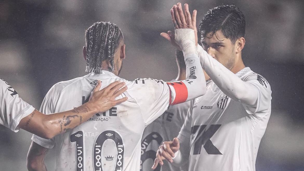 Neymar e João basso comemoram gol do Santos