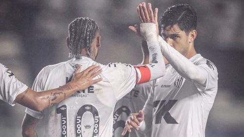 Neymar e João basso comemoram gol do Santos