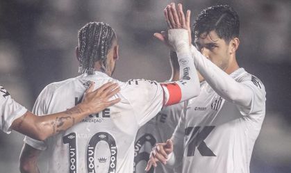 Neymar e João basso comemoram gol do Santos