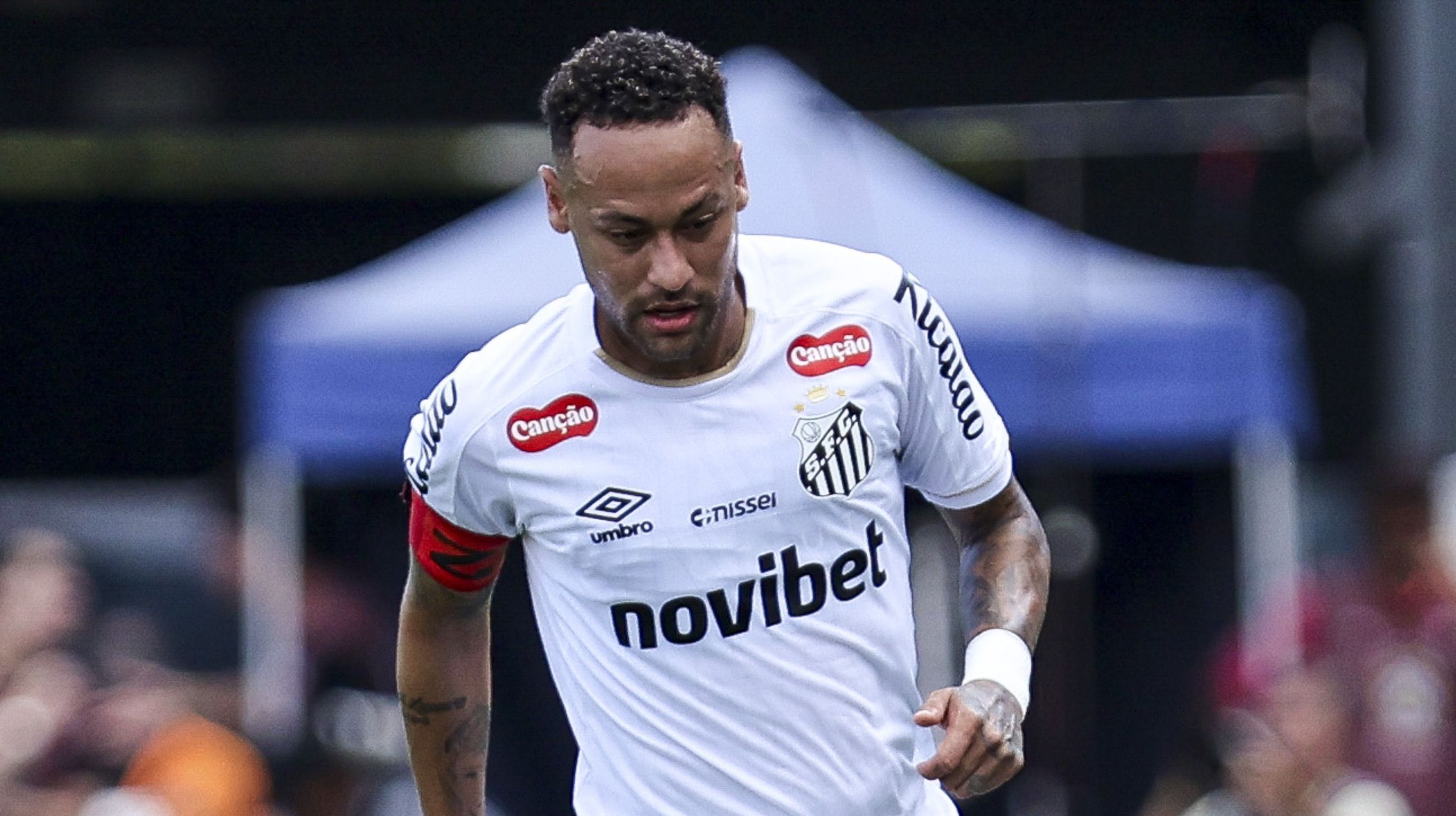Neymar em ação no clássico entre Santos e Corinthians