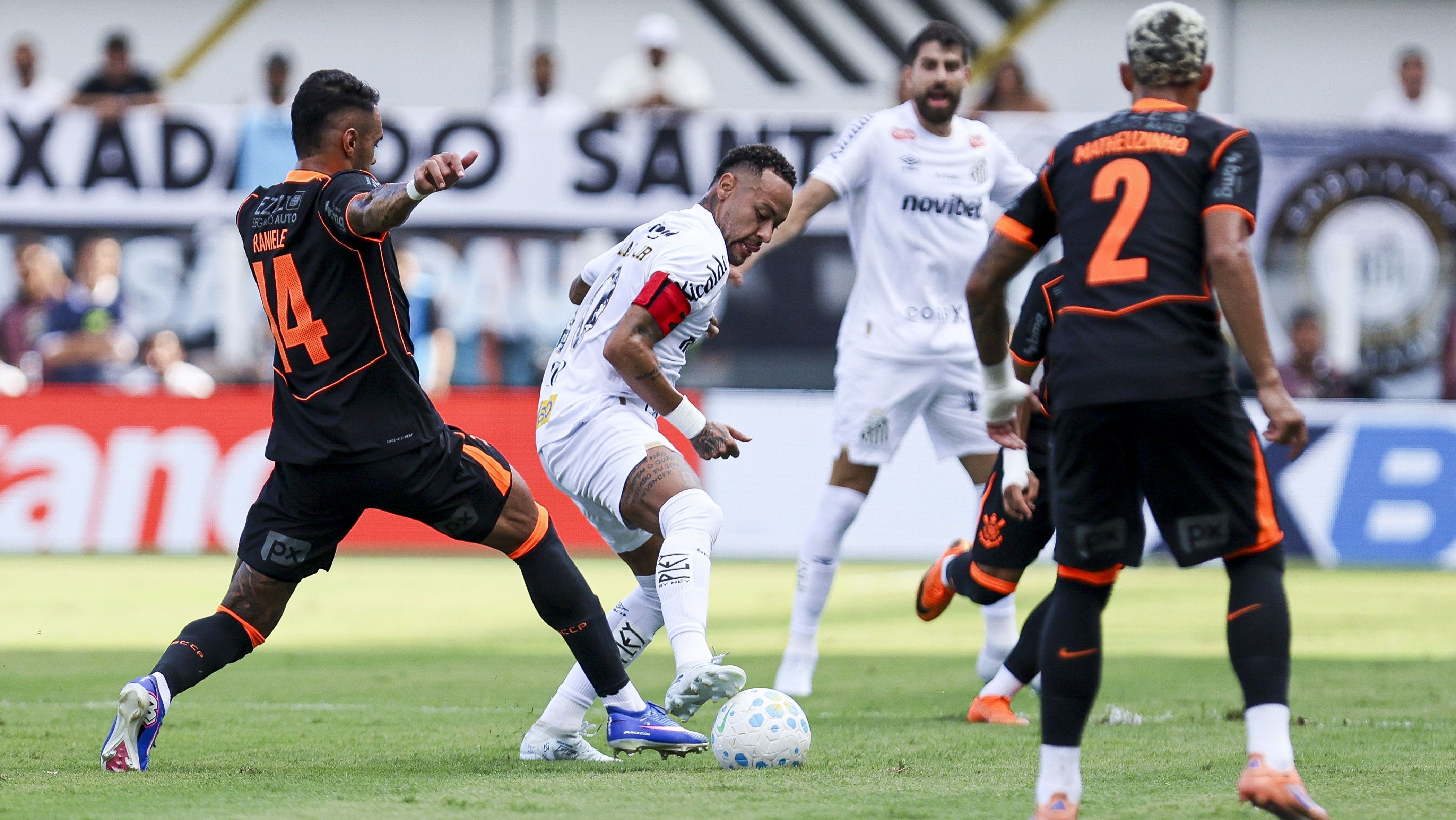 Neymar em lance de Santos x Corinthians pelo Brasileirão