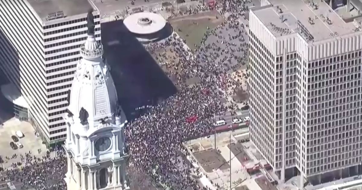 “No Kings”: manifestantes saem às ruas nos EUA em protesto contra Trump