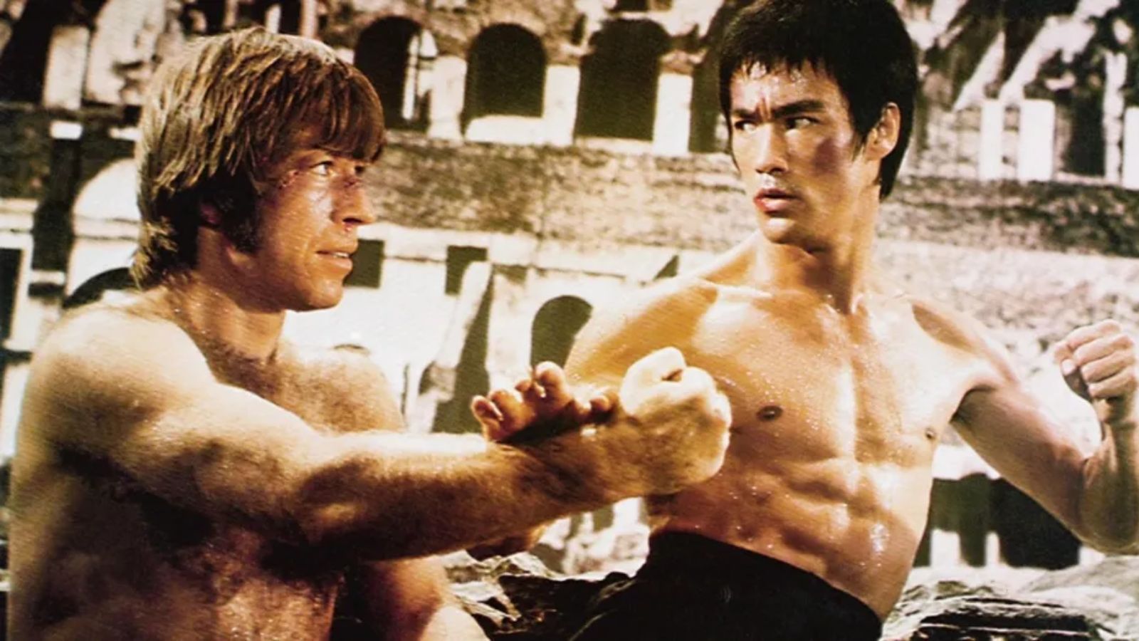 Chuck Norris e Bruce Lee em cena de "O Voo do Dragão"