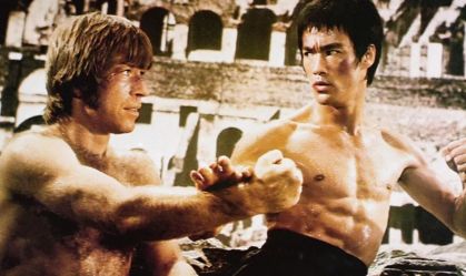 Chuck Norris e Bruce Lee em cena de "O Voo do Dragão"