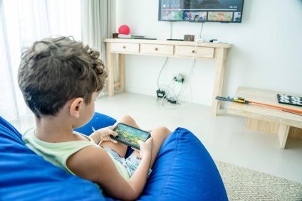 crianca-usando-smartphone-jogos-digitais-controle-parental-eca-digital-seguranca-online