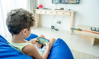 crianca-usando-smartphone-jogos-digitais-controle-parental-eca-digital-seguranca-online