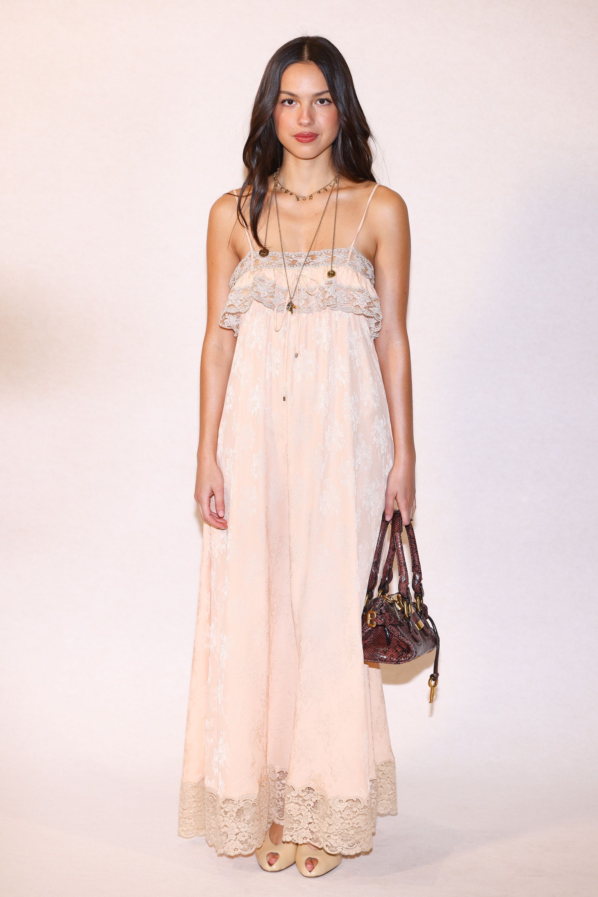 Olivia Rodrigo na Semana de Moda de Paris • Marc Piasecki/WireImage