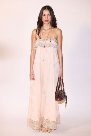 Olivia Rodrigo na Semana de Moda de Paris • Marc Piasecki/WireImage