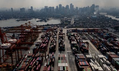 Vista aérea de terminal de contêineres no porto de Manila, nas Filipinas