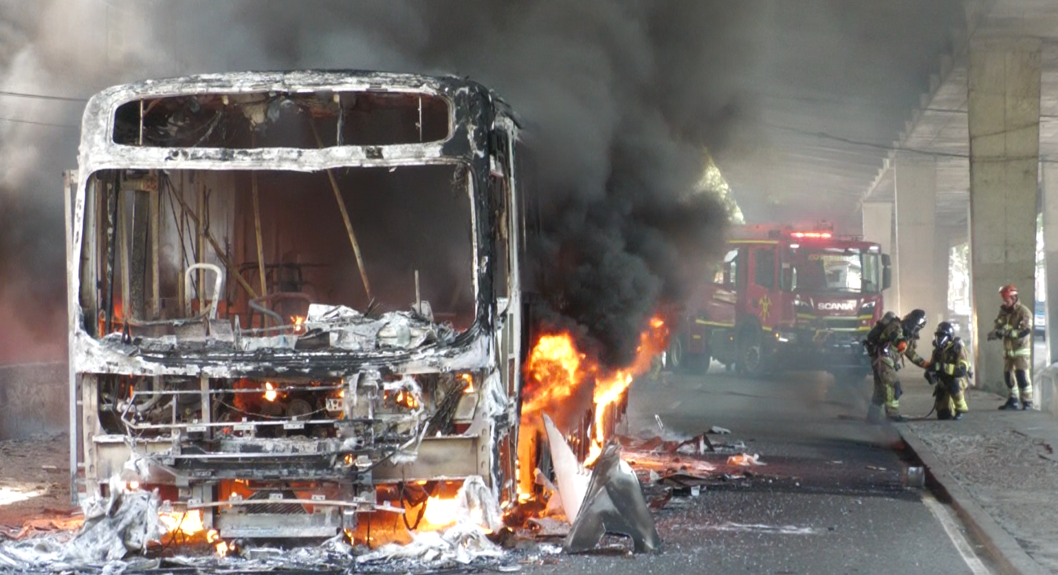 onibus incendiado no RJ
