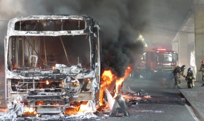 onibus incendiado no RJ