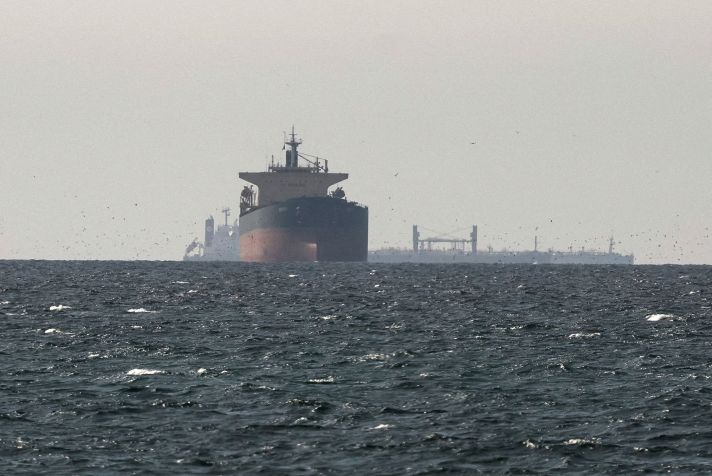 Navios-tanque no Golfo perto do Estreito de Ormuz • 11/3/2026 | REUTERS/Stringer
