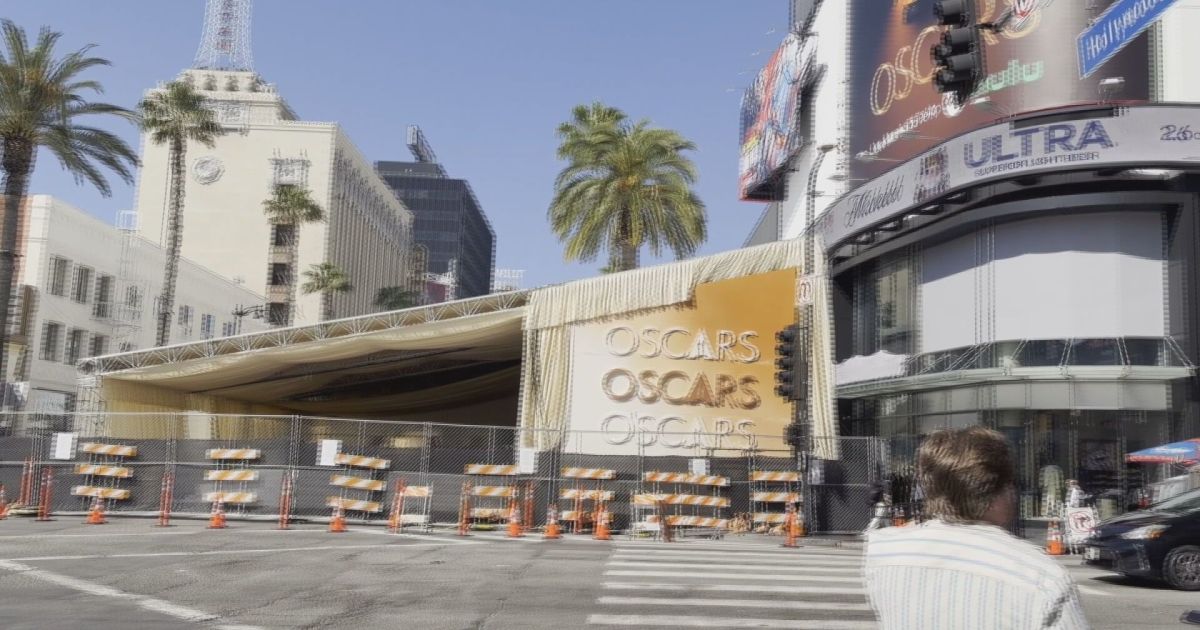 Tapete vermelho do Oscar 2026 é montado em Los Angeles; veja