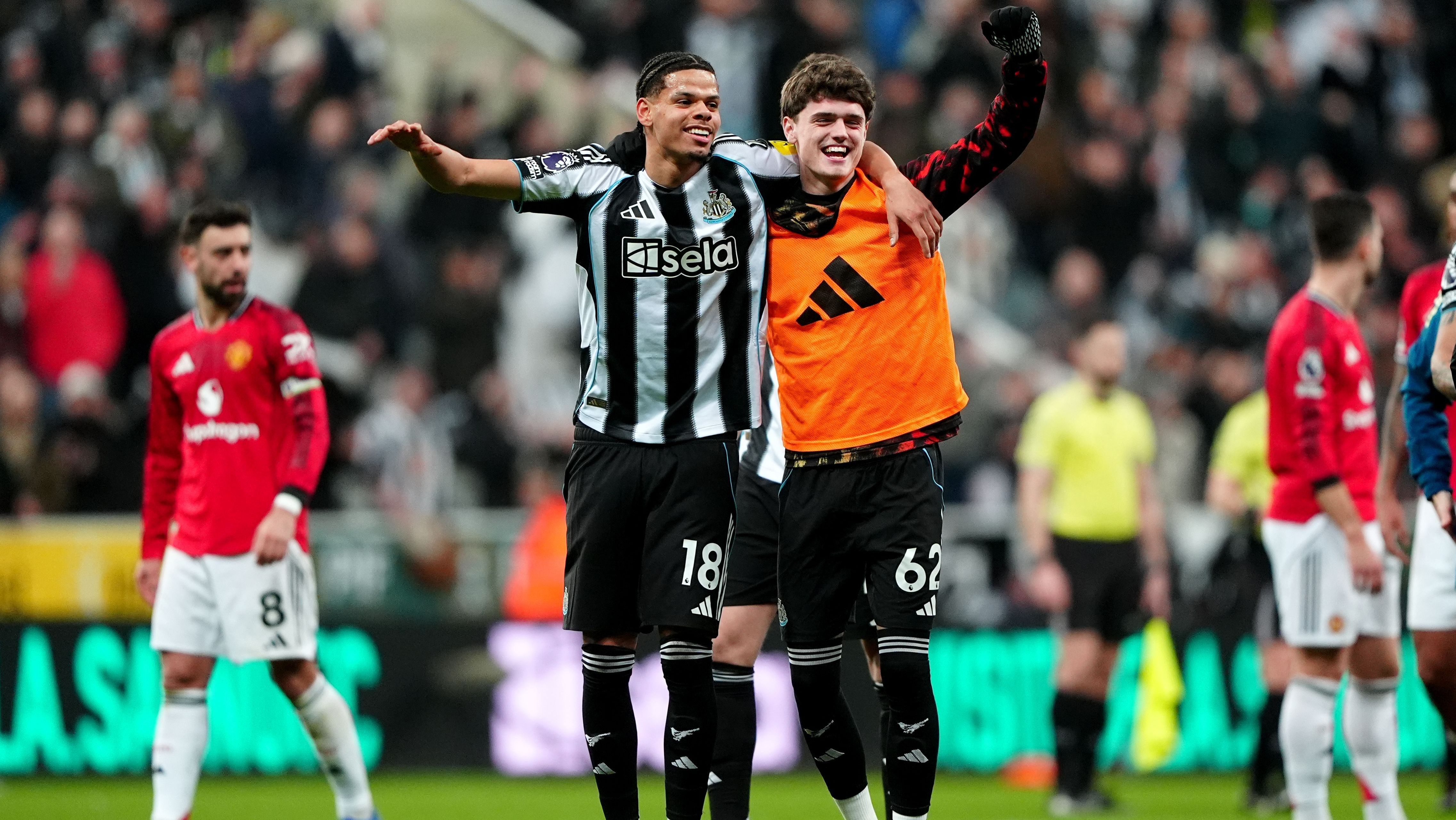William Osula comemora o golaço que deu a vitória para o Newcastle sobre o Manchester United
