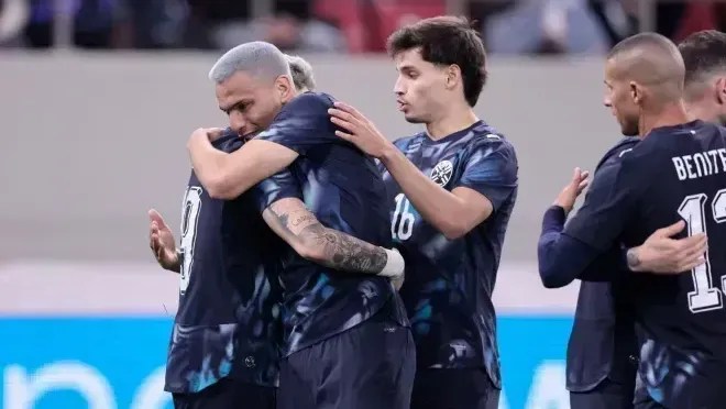 Paraguaios comemoram gol marcado contra a Grécia