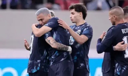 Paraguaios comemoram gol marcado contra a Grécia